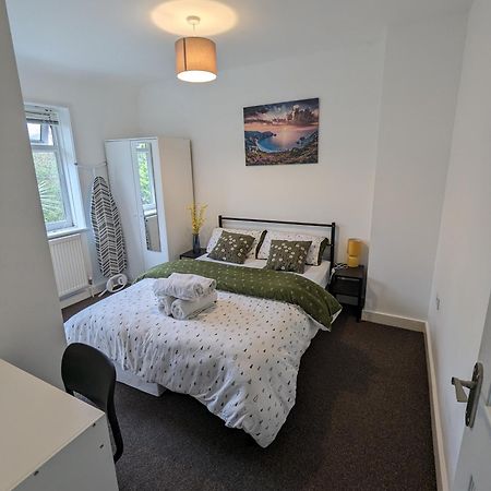 Fantastic 3-Bedroom House In London Morden  Eksteriør billede