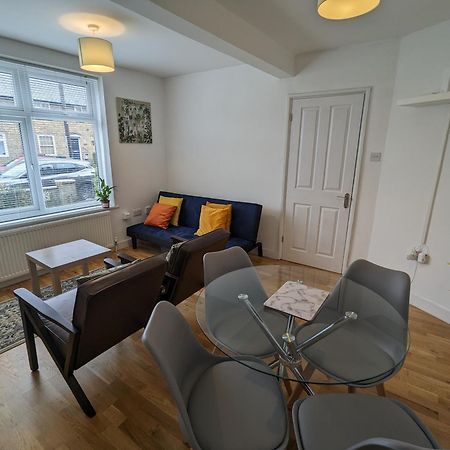 Fantastic 3-Bedroom House In London Morden  Eksteriør billede