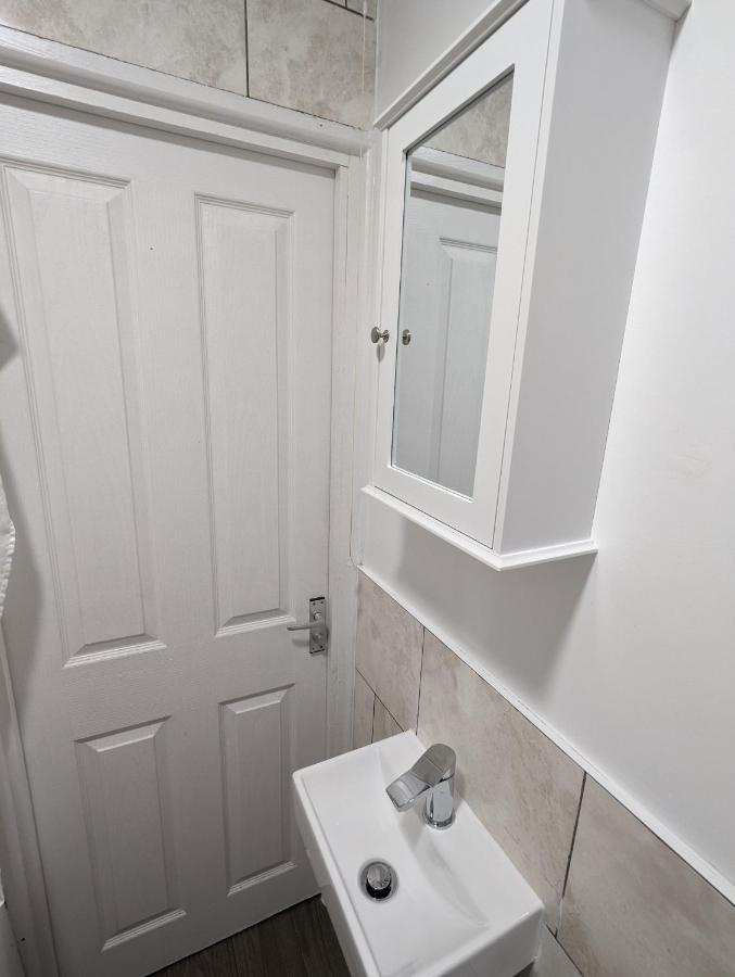 Fantastic 3-Bedroom House In London Morden  Eksteriør billede