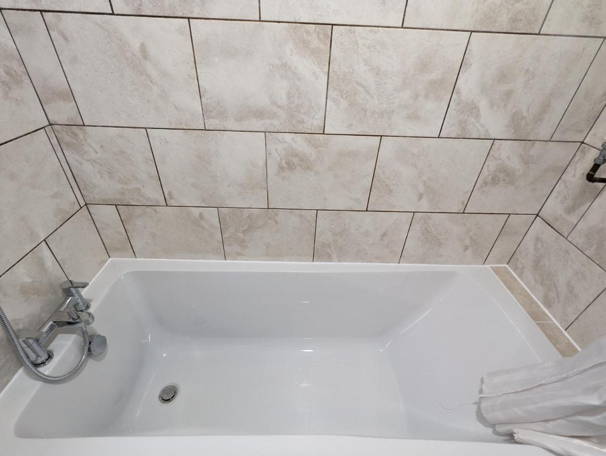 Fantastic 3-Bedroom House In London Morden  Eksteriør billede