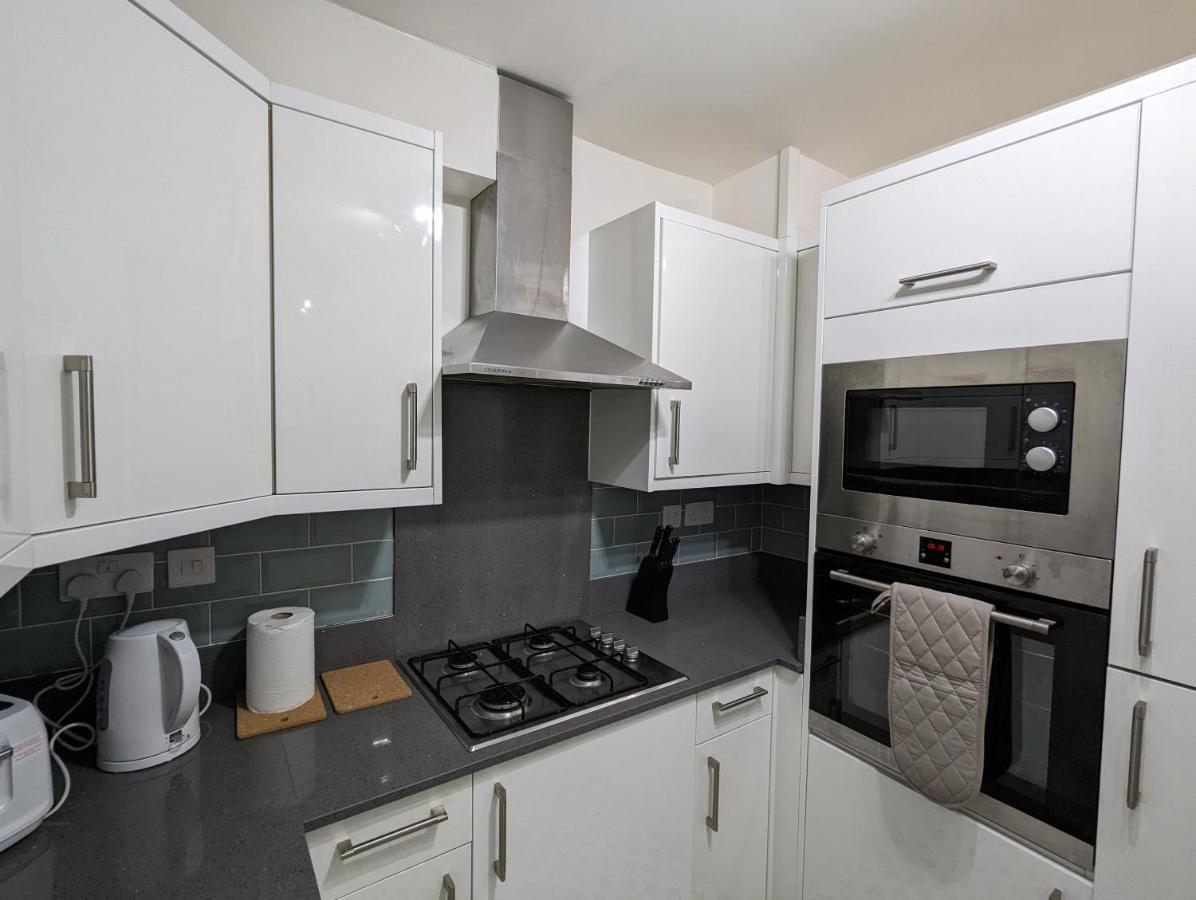 Fantastic 3-Bedroom House In London Morden  Eksteriør billede