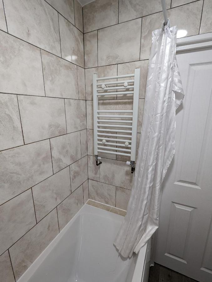 Fantastic 3-Bedroom House In London Morden  Eksteriør billede
