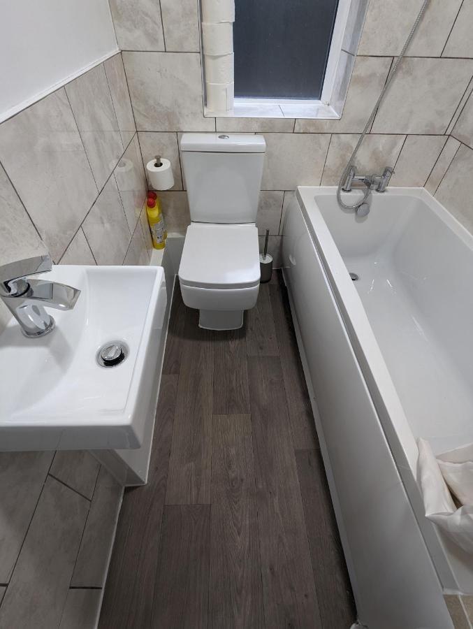 Fantastic 3-Bedroom House In London Morden  Eksteriør billede