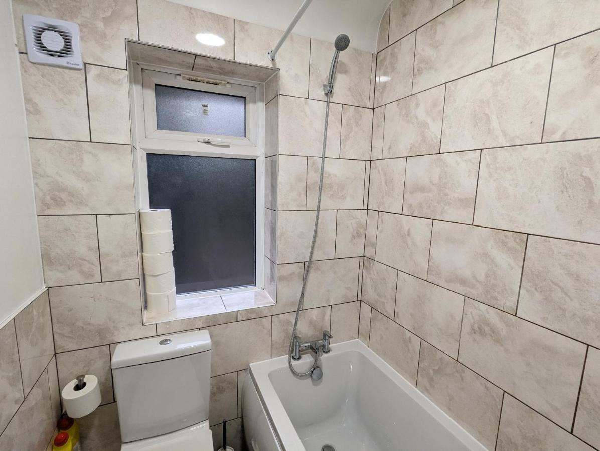 Fantastic 3-Bedroom House In London Morden  Eksteriør billede