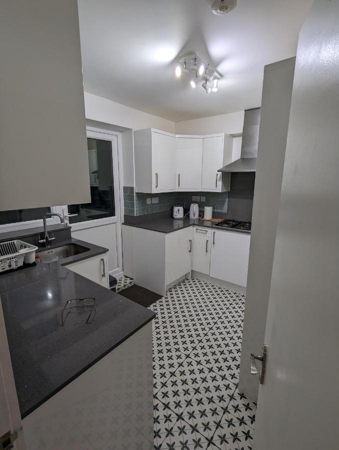 Fantastic 3-Bedroom House In London Morden  Eksteriør billede