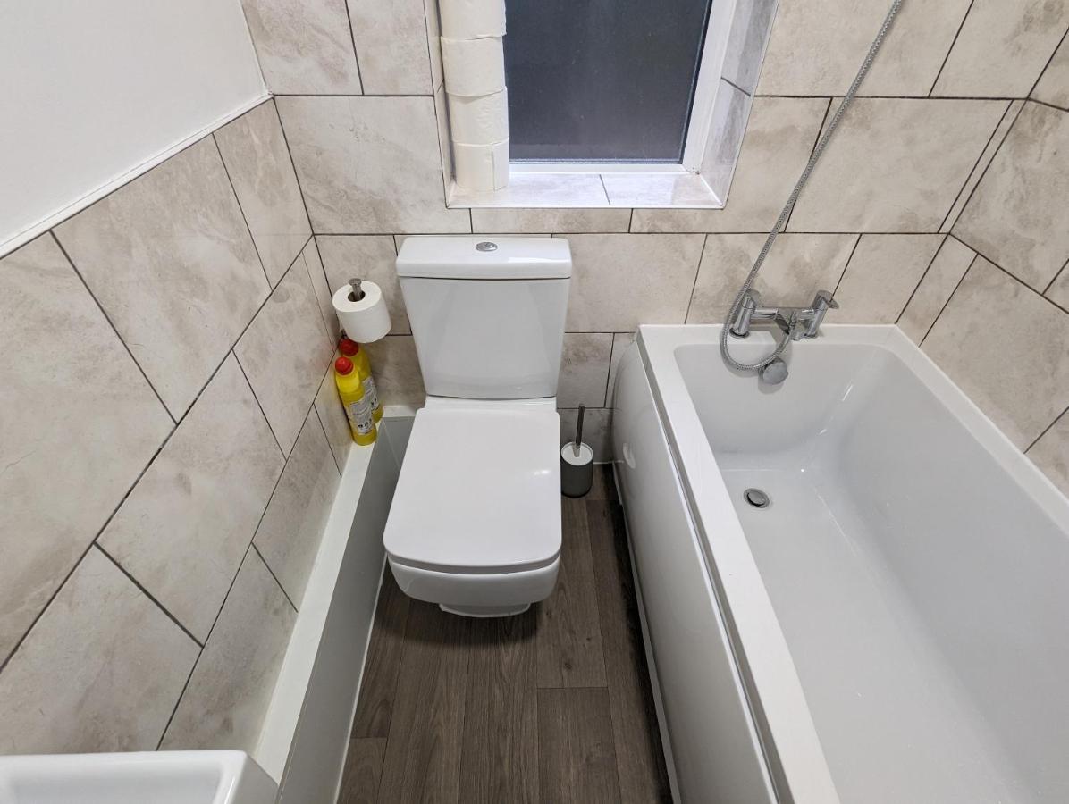 Fantastic 3-Bedroom House In London Morden  Eksteriør billede