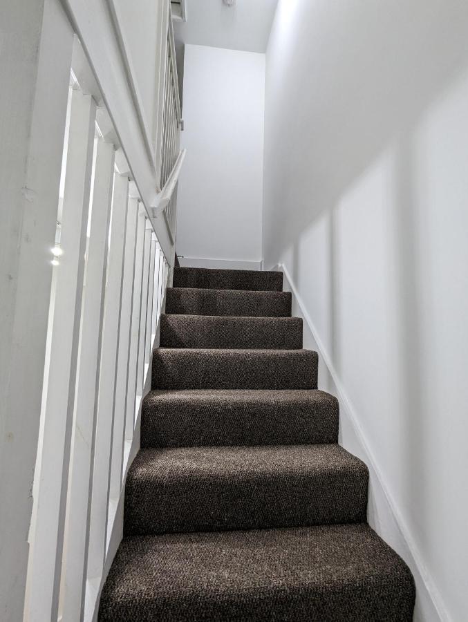 Fantastic 3-Bedroom House In London Morden  Eksteriør billede
