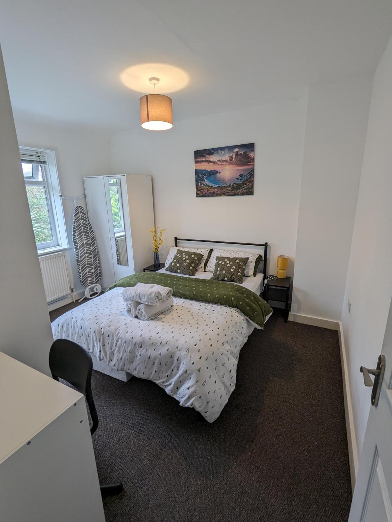 Fantastic 3-Bedroom House In London Morden  Eksteriør billede