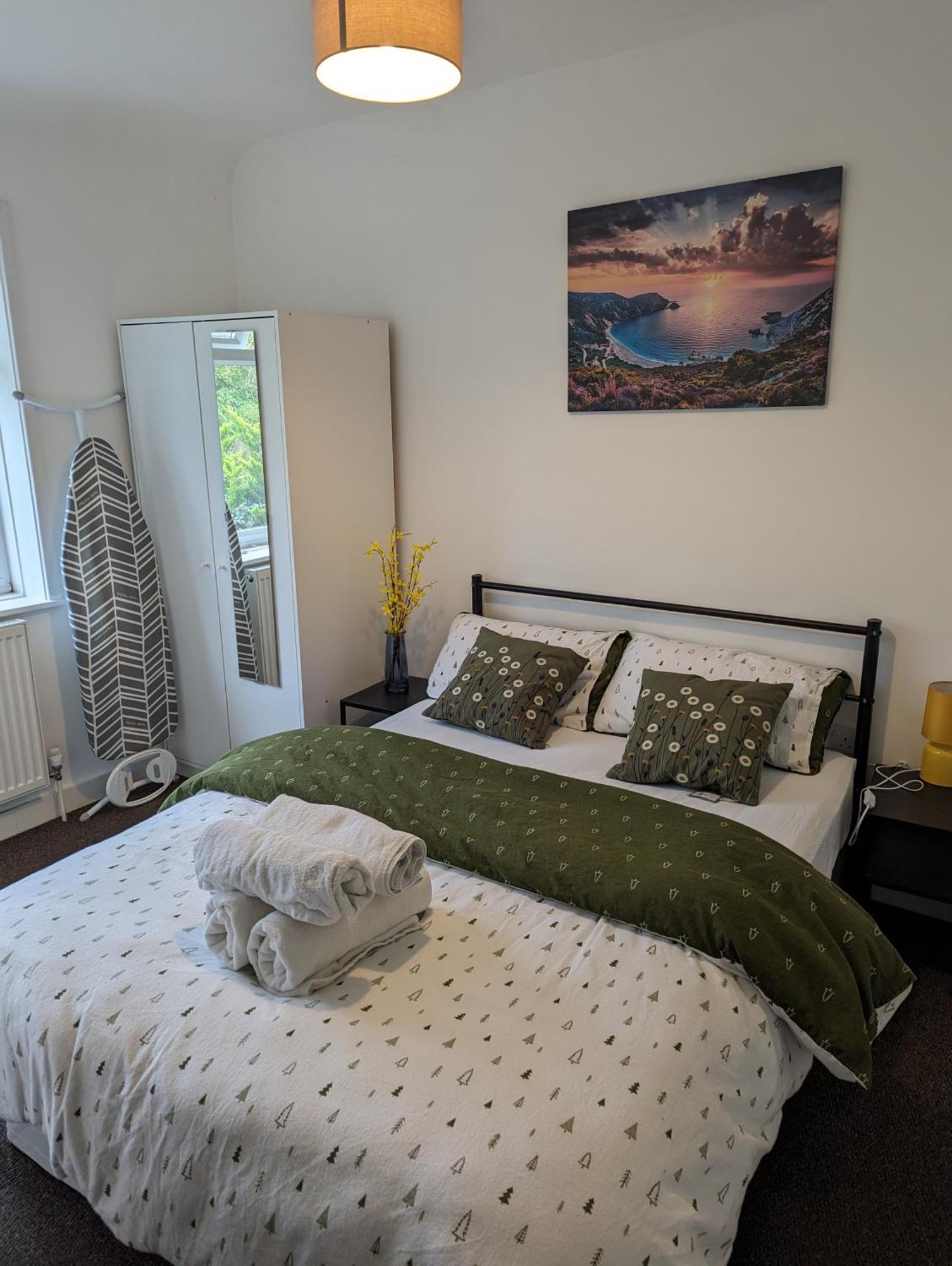 Fantastic 3-Bedroom House In London Morden  Eksteriør billede