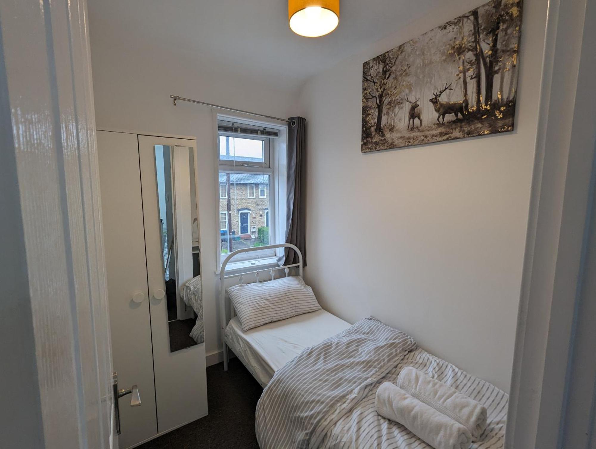 Fantastic 3-Bedroom House In London Morden  Eksteriør billede