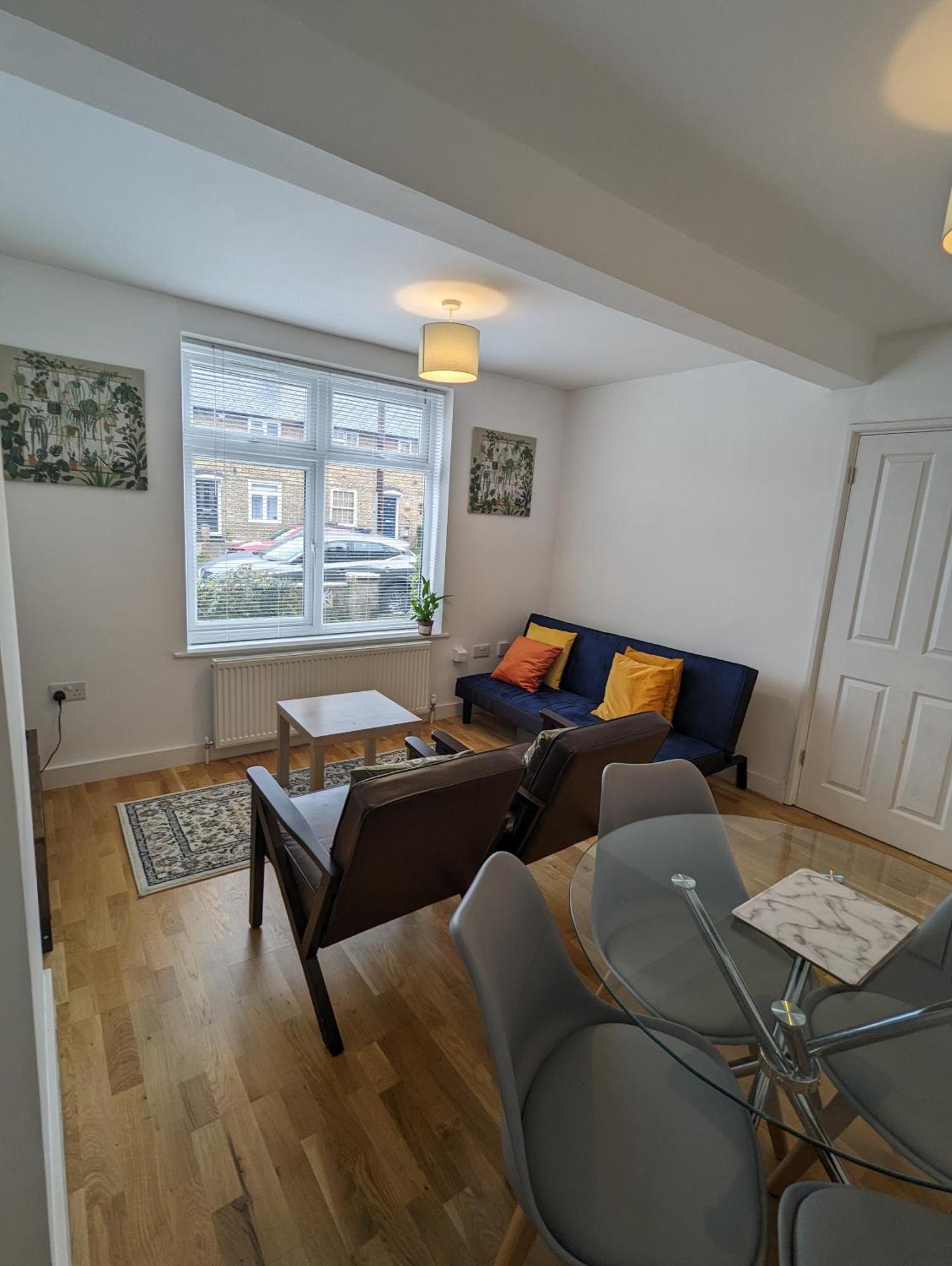 Fantastic 3-Bedroom House In London Morden  Eksteriør billede