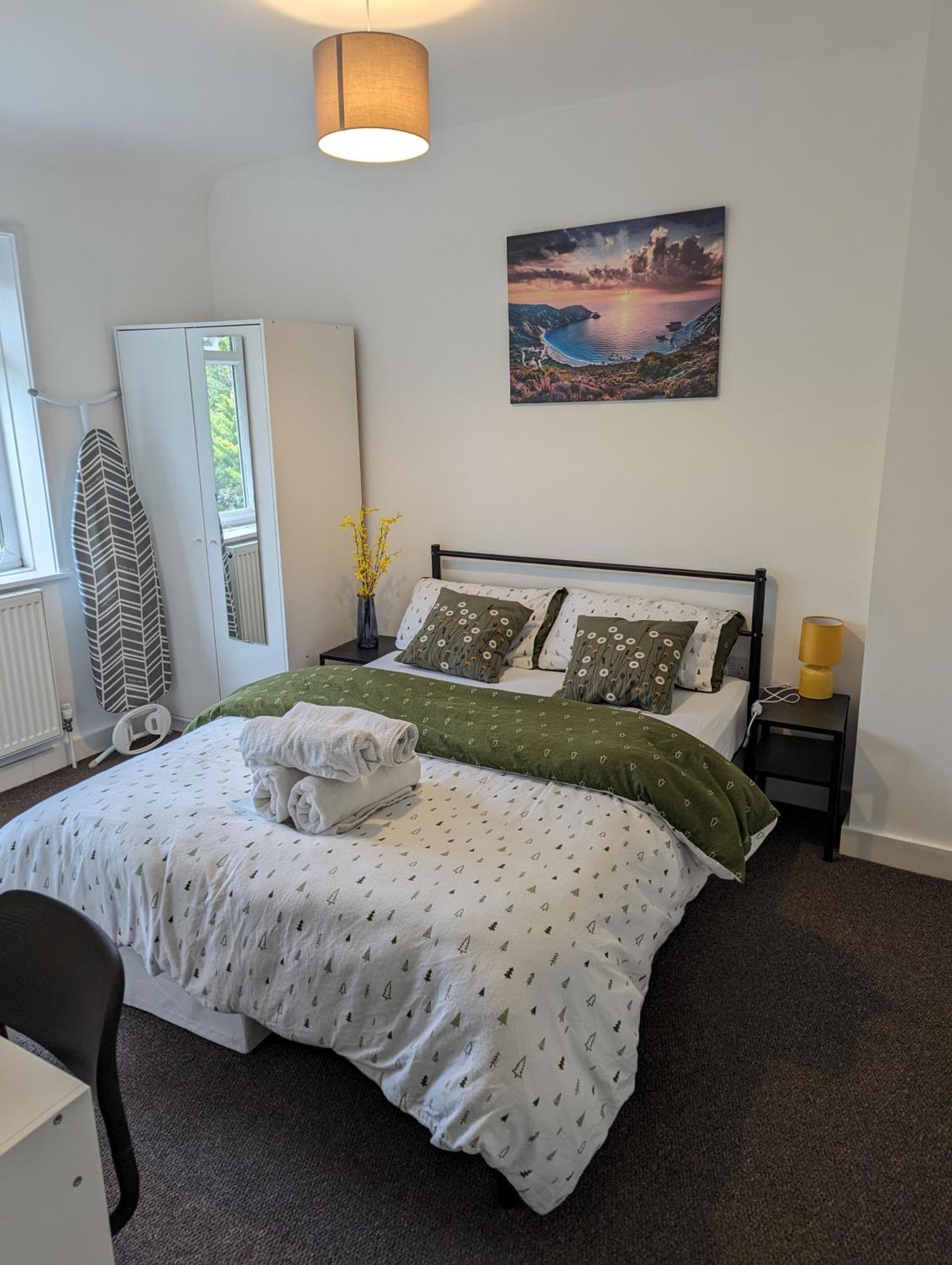 Fantastic 3-Bedroom House In London Morden  Eksteriør billede