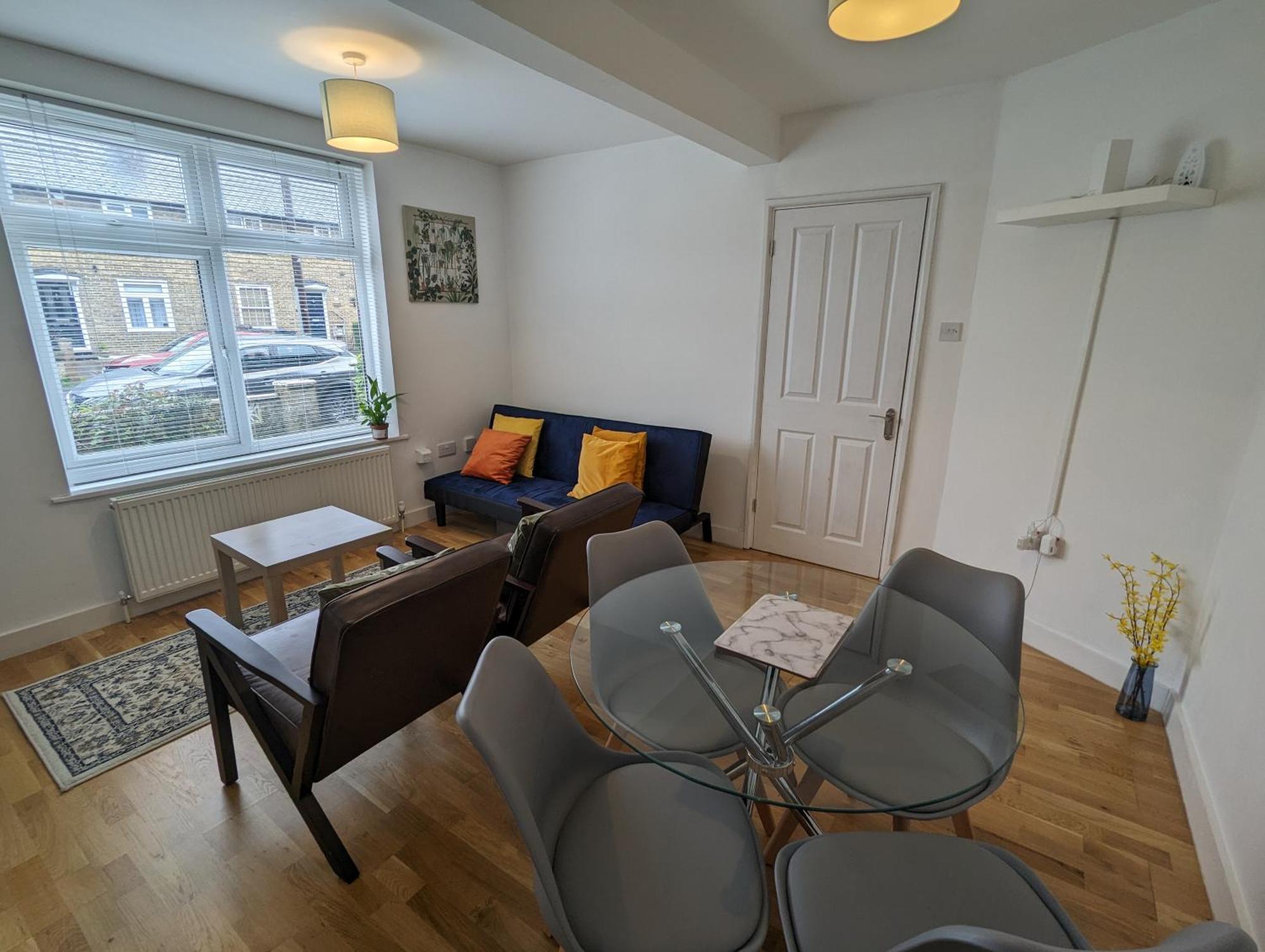 Fantastic 3-Bedroom House In London Morden  Eksteriør billede
