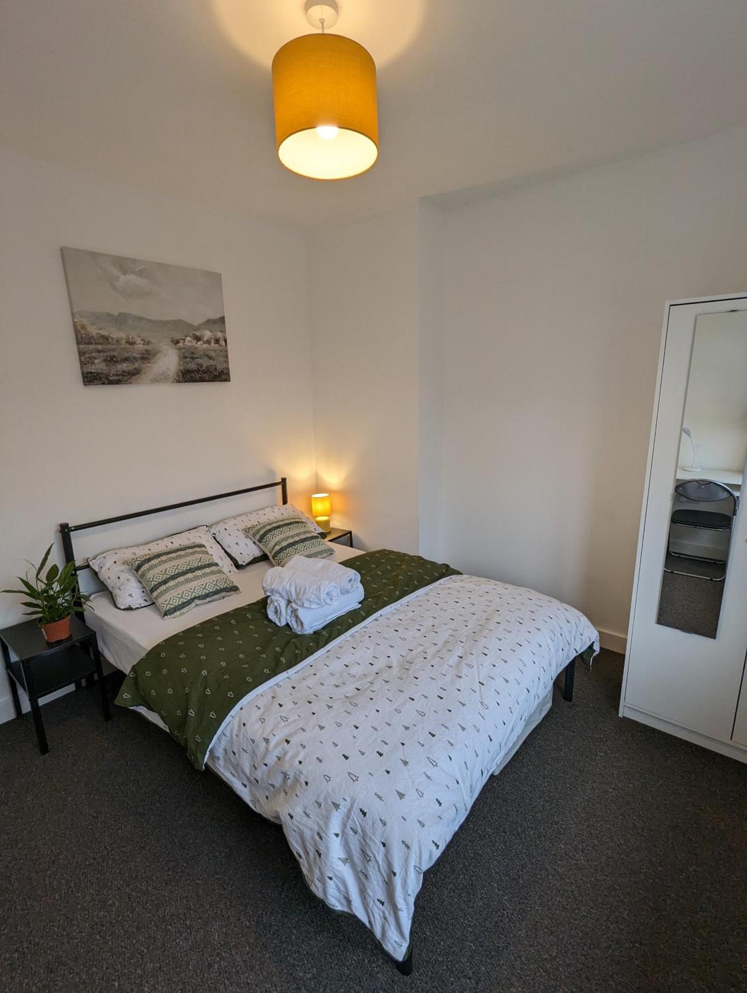 Fantastic 3-Bedroom House In London Morden  Eksteriør billede