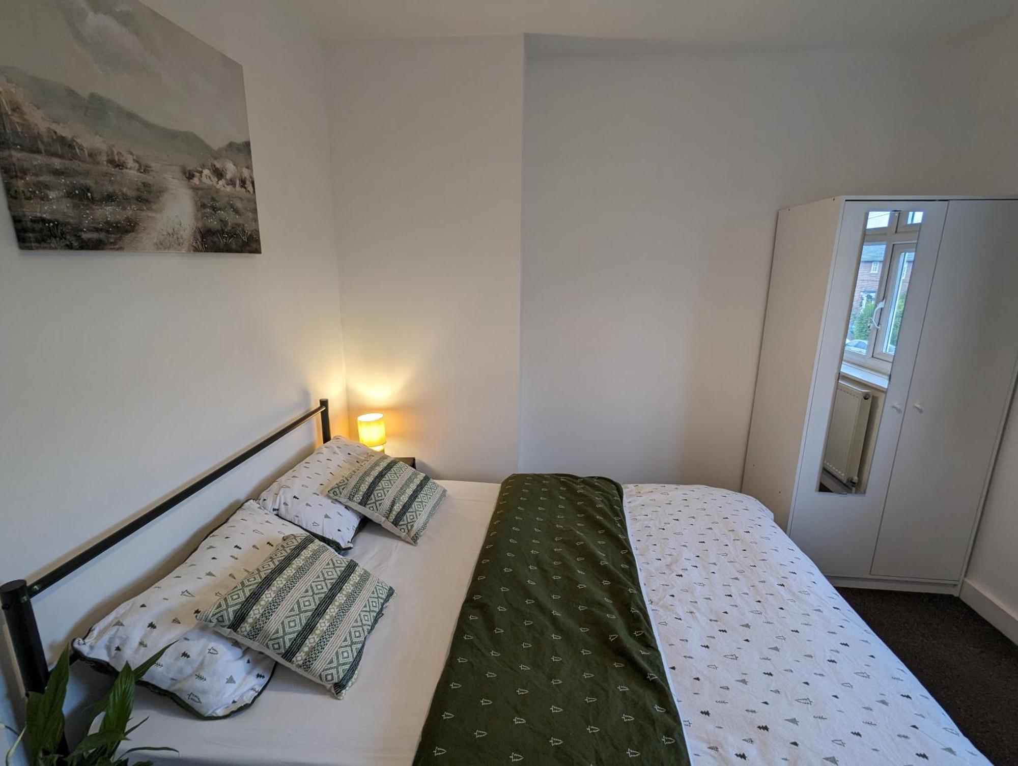 Fantastic 3-Bedroom House In London Morden  Eksteriør billede