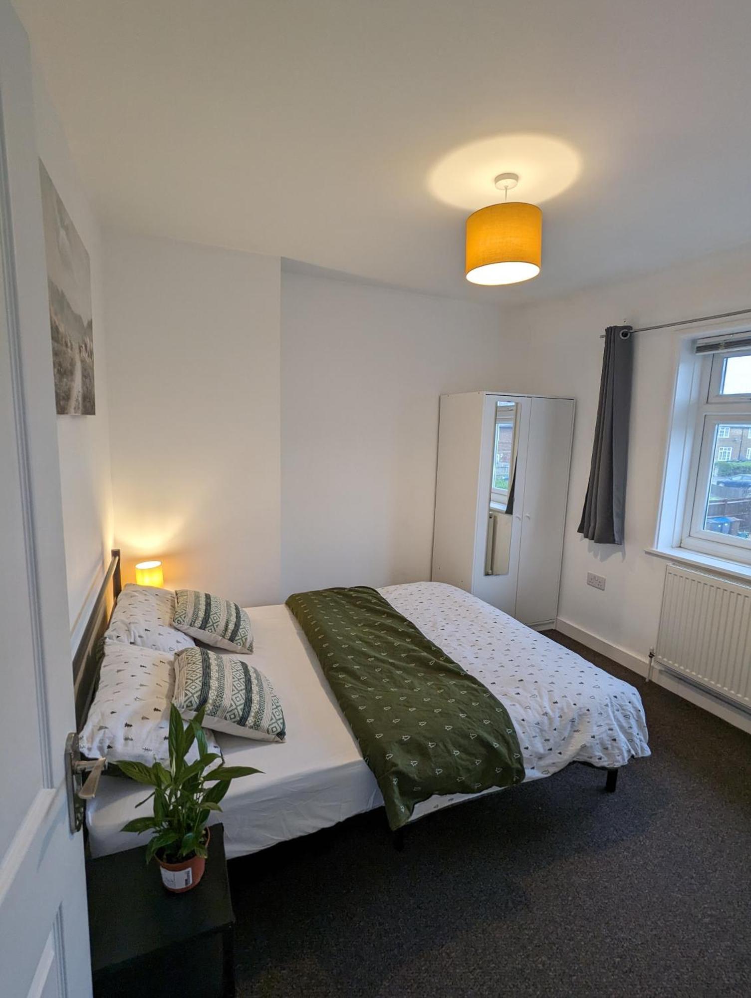 Fantastic 3-Bedroom House In London Morden  Eksteriør billede