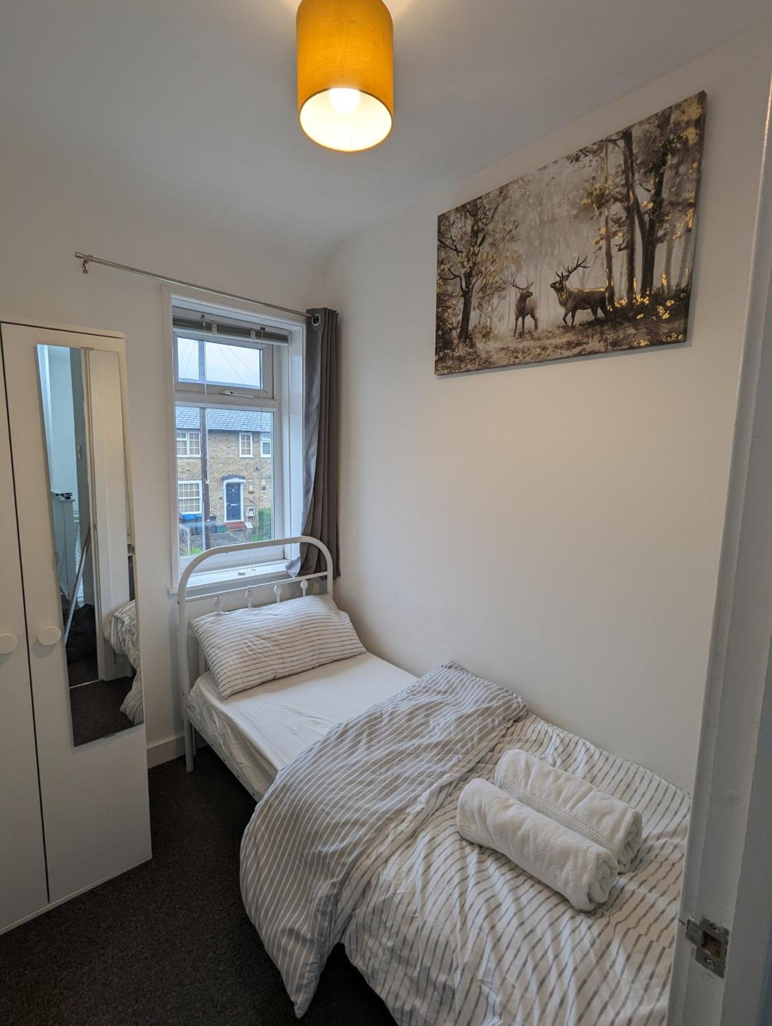 Fantastic 3-Bedroom House In London Morden  Eksteriør billede